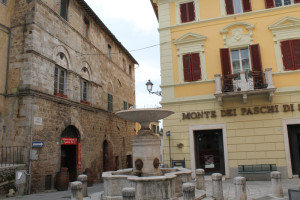 Piazza del Grano with its beautiful fountain in travertino and Palazzo del Podestà.